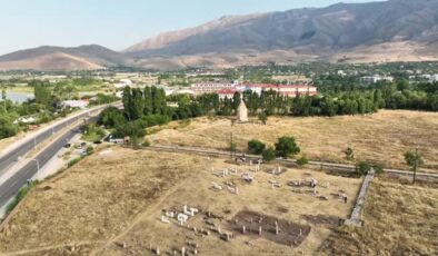 Van’daki Selçuklu Mezarlığı’nda 6 sanduka ve bir şahide gün yüzüne çıkarıldı