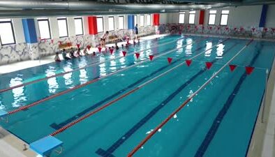 Van’da çocuklar yarı olimpik havuzda yüzme öğreniyor