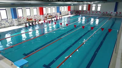 Van’da çocuklar yarı olimpik havuzda yüzme öğreniyor