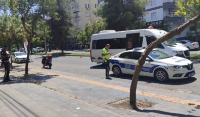 Diyarbakır’da Ticari Taksi Motorsikleti Sıkıştırdı: Sürücü Hastaneye Kaldırıldı