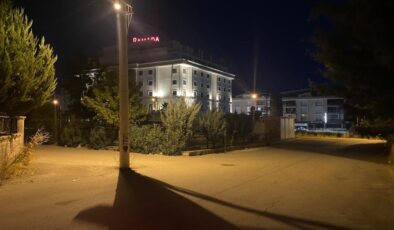 Yol ortasındaki elektrik direği şaşkınlık yaratıyor