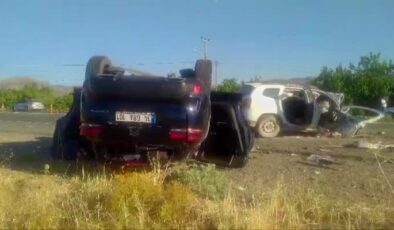 Zincirleme trafik kazasında 2 kişi öldü, 4 kişi yaralandı