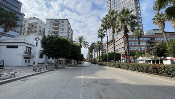 Adana’da kavuran sıcaklardan sokaklar boş kaldı