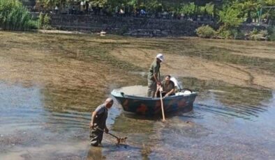 Gölbaşı’nda göl yüzeyinde temizlik yapıyor