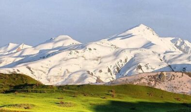 Bölgenin en yüksek dağı Andok Dağları….