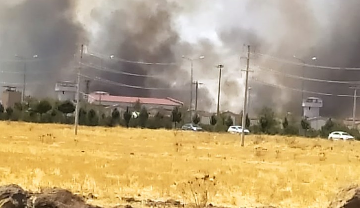 Diyarbakır’da Anız Yangını Gökyüzünü Siyaha Boyadı