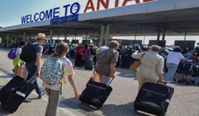 Bakan Ersoy duyurdu: ”Antalya’da tüm zamanların günlük dış hat yolcu rekorunu kırdık”
