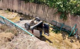 Araç dereye yuvarlandı: 1 ölü, 2 yaralı