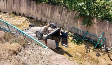 Araç dereye yuvarlandı: 1 ölü, 2 yaralı