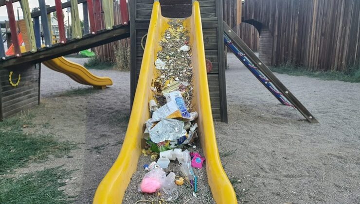 Çocuk oyun parkı çöp yığını içinde