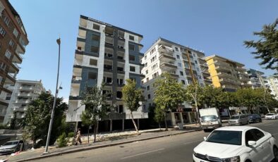 Diyarbakır’da hasarlı bina tehlike saçıyor