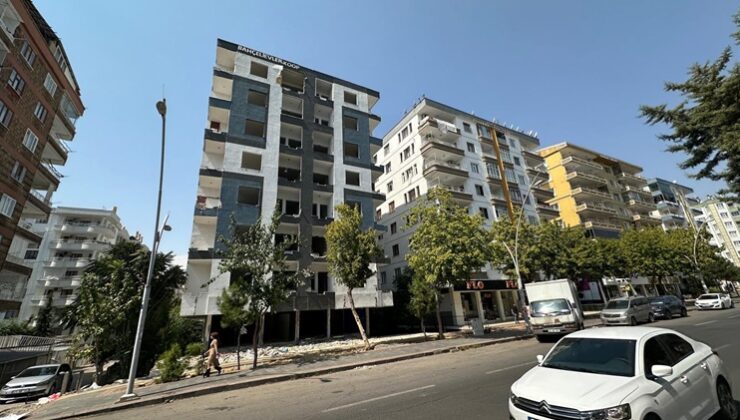 Diyarbakır’da hasarlı bina tehlike saçıyor