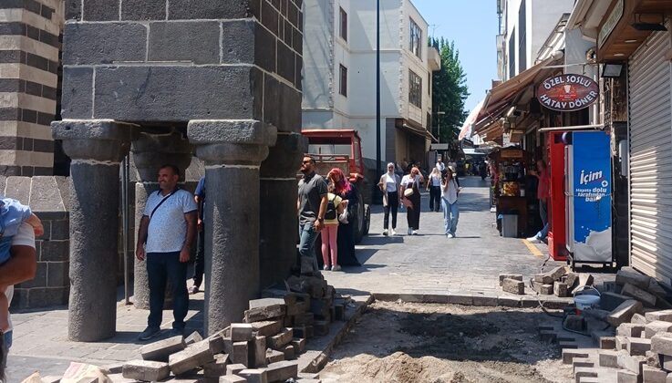 Tarihi Dört Ayaklı Minare Etrafındaki Taşlar Yeniden Düzenleniyor