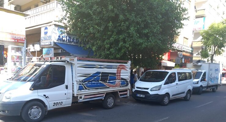 Otobüs durakları işgal altında