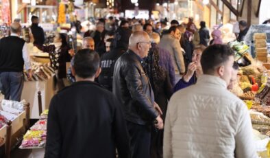 Kapalı Çarşı’daki gurbetçi yoğunluğu esnafın yüzünü güldürdü