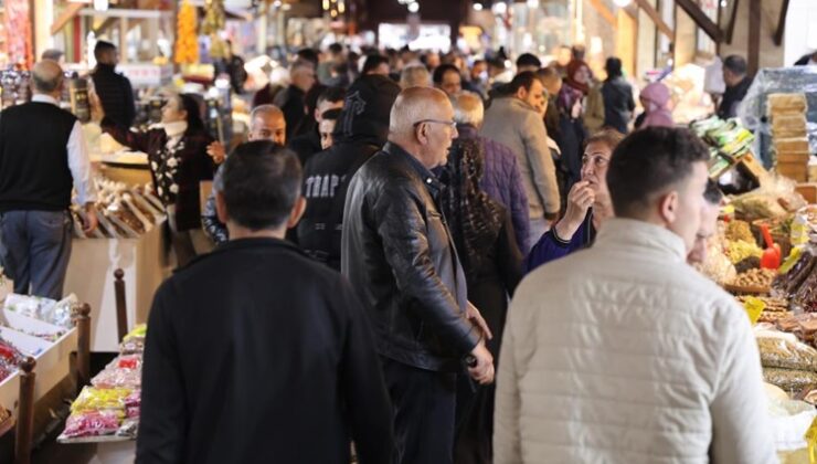 Kapalı Çarşı’daki gurbetçi yoğunluğu esnafın yüzünü güldürdü