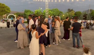 Gurbetçi çift, evliliklerinden 28 yıl sonra düğün yaptı