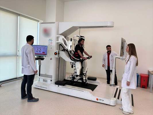 Hastaneye kurulan yürüme robotu, 9 ayda 300 hastaya umut oldu