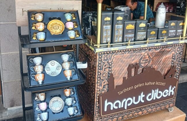 Hediyelik fincanlar göz kamaştırıyor