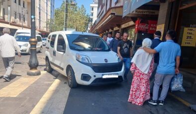 Sur İlçesi’nde kaldırımlara park eden araçlar vatandaşları bezdiriyor