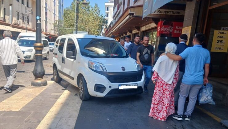 Sur İlçesi’nde kaldırımlara park eden araçlar vatandaşları bezdiriyor