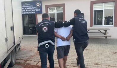 Kamyonet kasasında 32 düzensiz göçmen yakalandı