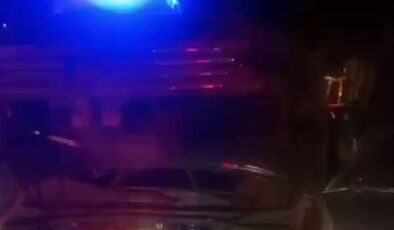Mardin’de otomobil elektrik direğine çarptı