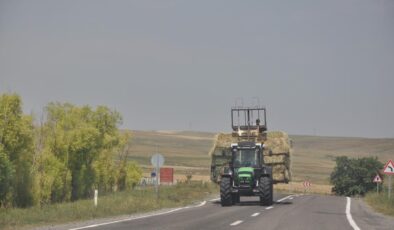 Ot yüklü traktörler, sürücüleri zorluyor