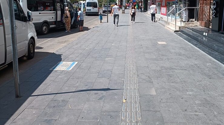 Otobüs durakları kabinsiz hizmet veriyor