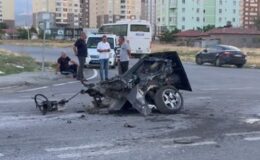 İki otomobil çarpıştı, biri ikiye ayrıldı