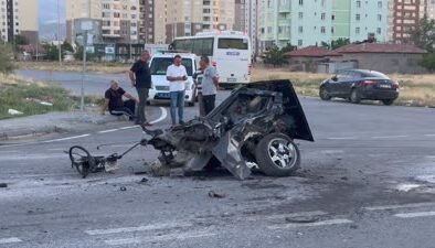 İki otomobil çarpıştı, biri ikiye ayrıldı