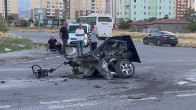 İki otomobil çarpıştı, biri ikiye ayrıldı