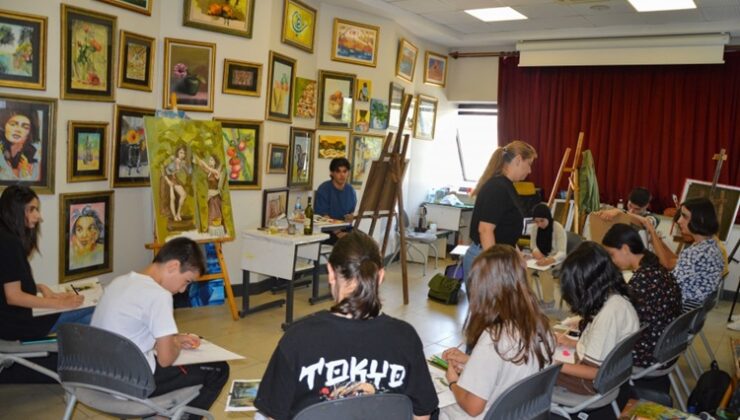 Öğrenciler ücretsiz sanat kurslarında öğreniyor