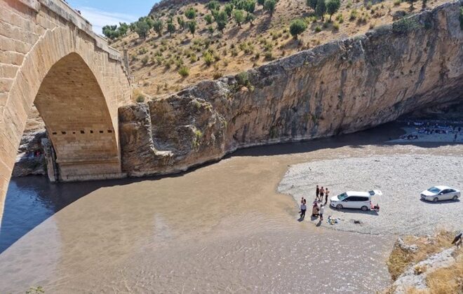 Açılan HES kapakları piknikçileri mahsur bıraktı