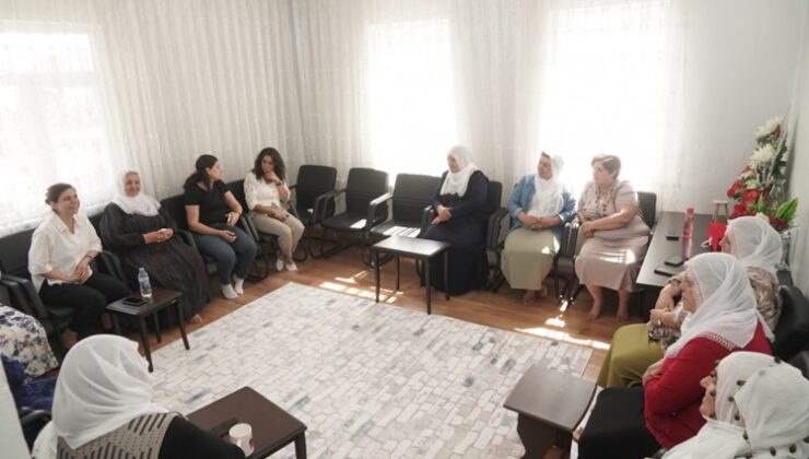 Serra Bucak Barış Annelerini ziyaret etti