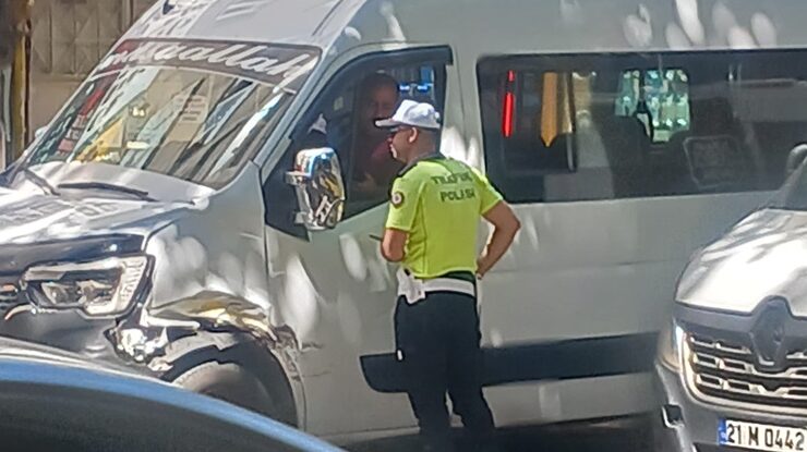 Diyarbakır’da Trafik Ekiplerinden Minibüs Denetimi