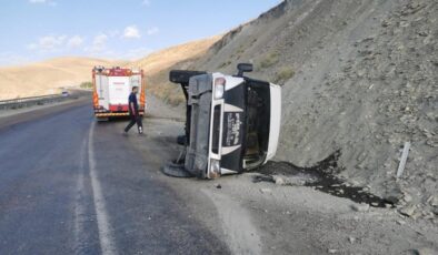 Van’da minibüs yan yattı: 2 yaralı