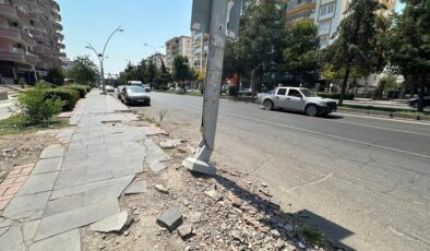 Diyarbakır’da tehlike saçan elektrik direği
