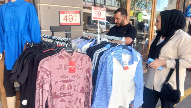 Diyarbakır’da yazlık kıyafetlerde indirim sezonu başladı