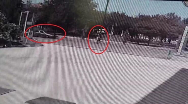 Yolun karşısına geçmek isteyen çocuğa otomobil çarptı