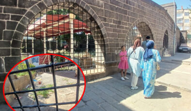Diyarbakır Zinciriye Medresesi bakımsızlık ve çöplerle kaderine terk edildi