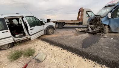 Minibüs ve hafif ticari araç çarpıştı: 1 ölü, 8 yaralı