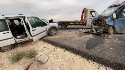 Minibüs ve hafif ticari araç çarpıştı: 1 ölü, 8 yaralı