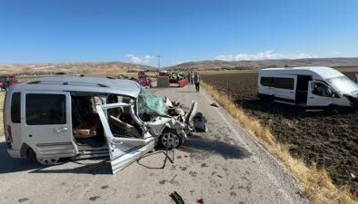 Muş’ta traktör, minibüs ve hafif ticari aracın karıştığı kazada 10 yaralı