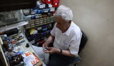 58 yıldır 2 metrekarelik dükkanda saat tamir ediyor