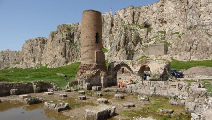 750 yıllık Van Ulu Cami aslına uygun şekilde restore ediliyor
