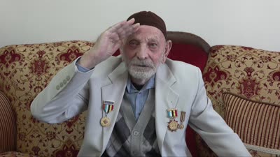 93 yaşındaki Kore gazisi Recep Kekeç madalyalarını gururla taşıyor