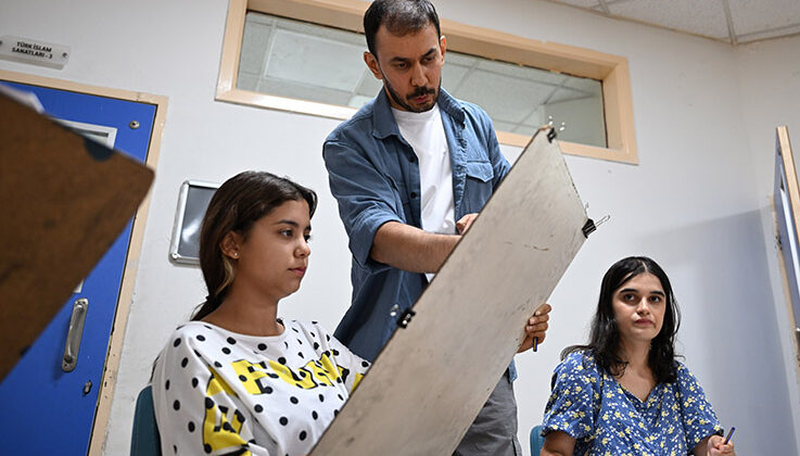 Resimle hayata tutunan genç, eğitim aldığı kursta öğretmen oldu