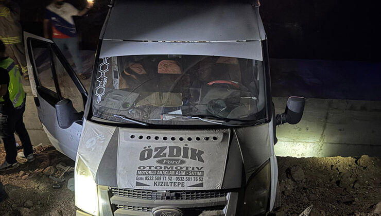 Tarım işçilerini taşıyan minibüsün devrilmesi sonucu 21 kişi yaralandı