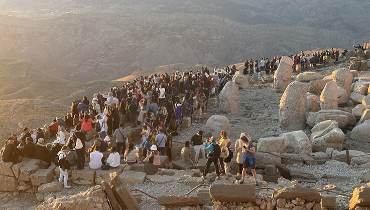 Gençler Nemrut Dağı ören yerlerini gezdi